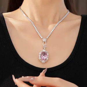 Dettaglio di un'elegante collana di zirconi rosa ovali con una scintillante catena da tennis.