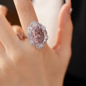 Dettaglio di un anello in stile vintage con un grande zircone ovale rosa centrale