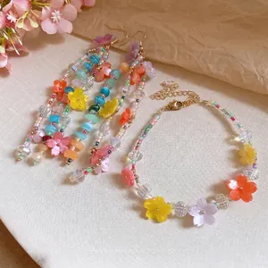Bracciale con Perline in Resina a Forma di Fiore in Stile Dopamina Orecchini a Pendente Colorati Dolci Vacanze Floreali Gioielli da Mano per Donna