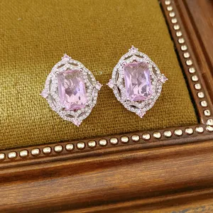 Dettaglio ravvicinato di orecchini con zircone rosa in raffinato stile vintage di corte
