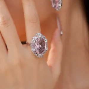 Dettaglio di un anello in zircone rosa con una lussuosa montatura halo in stile corte
