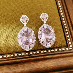 Dettaglio di orecchini vintage in zircone rosa ovale con squisiti cristalli pavé