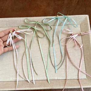 Boucles d'oreilles nœud élégantes avec longs rubans en blanc vert bleu rose