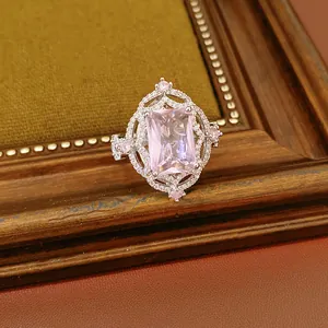 Scatto macro di un anello in argento stile palazzo vintage con zircone rosa rettangolare.