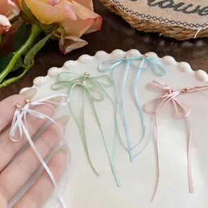 Élégantes boucles d'oreilles minimalistes en ruban de satin avec longs glands pastel doux.