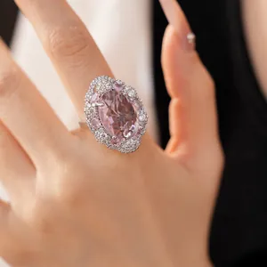 Squisito anello di zircone rosa in stile palazzo con gemma ovale su una mano di donna