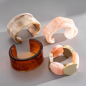 Vue détaillée des bracelets joncs en acrylique et bracelet élastique tons marbre et pêche