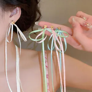 Boucles d'oreilles nœuds papillon longs en ruban aux couleurs pastel pour un look frais