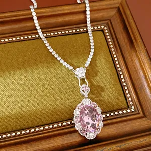 Primo piano di una collana con zircone rosa ovale e brillanti dettagli in cristallo in stile regale