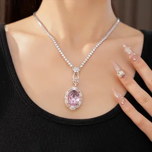 Primo piano elegante di una collana con ciondolo in zircone rosa stile palazzo su una modella