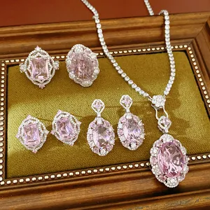 Set di gioielli di lusso in zircone rosa con collana, anelli e orecchini in cornice vintage