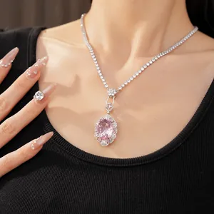 Elegante collana di lusso con ciondolo in zircone rosa ovale e catena tennis color argento.
