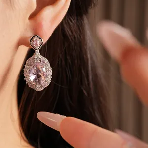 Primo piano di eleganti orecchini in zircone rosa ovale con design in stile reale vintage