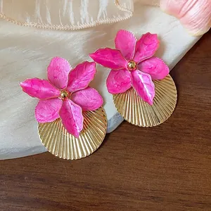 Eleganti orecchini a fiore in smalto rosa con dischi plissettati dorati per le donne