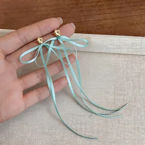 Élégantes boucles d'oreilles nœud en ruban de satin vert menthe avec de longs glands