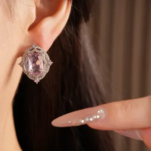 Primo piano di orecchino stile vintage con zircone rosa e pietre halo