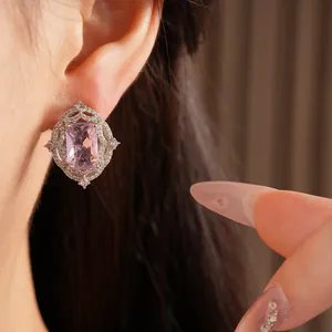 Dettaglio ravvicinato di un orecchino di zircone rosa in montatura vintage d'argento