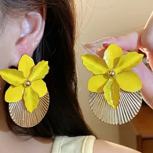 Orecchini a fiore in smalto giallo con disco dorato a pieghe stile vacanza estiva