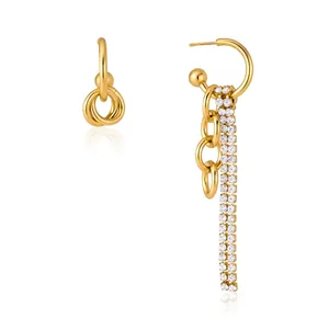 Orecchini asimmetrici in acciaio placcato oro 18K con nappe di strass scintillanti