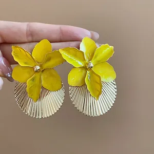 Orecchini a perno con fiori gialli alla moda con base circolare dorata plissettata