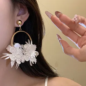 Orecchini a cerchio in argento S925 con ciondoli a fiori in pelle bianca