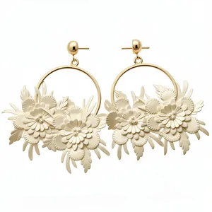 Eleganti orecchini a cerchio dorati con raffinati fiori in pelle bianca decorati