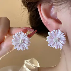 Eleganti orecchini a lobo a margherita viola con perni in argento e petali di smalto