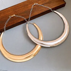 Eleganti collane girocollo metalliche lucide oro e argento su espositore