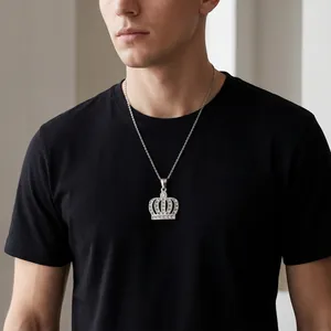 Collar hiphop para hombre con colgante de corona y cristales sobre camiseta negra