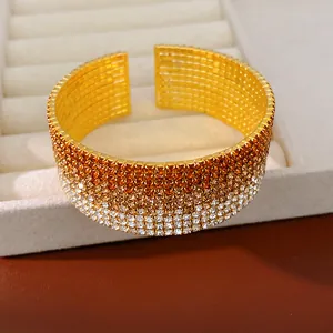 Vista dettagliata del bracciale a polsino elastico a più strati con strass sfumati.