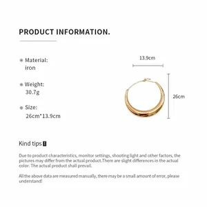 Specifiche dettagliate del girocollo minimalista in metallo dorato, inclusi peso e dimensioni.