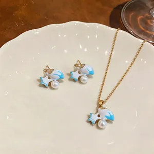 Elegante set di gioielli con conchiglia in smalto bianco e blu e perle con orecchini