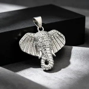 Detalle del colgante de cabeza de elefante de acero de titanio con pedrería