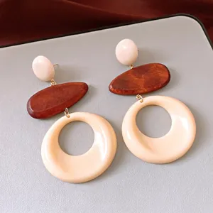 Eleganti orecchini pendenti geometrici in legno e resina dallo stile retrò di lusso.