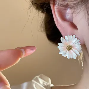 Vista dettagliata di un elegante orecchino a margherita con trame di petali delicate
