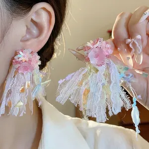 Orecchini eleganti in resina a forma di fiore con nappe a nastro colorate per donna