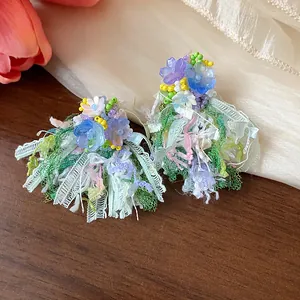 Orecchini a perno con fiori in resina, nappe colorate in nastro e ago d'argento