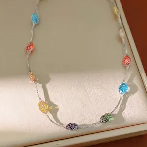Elegante ketting met kleurrijke zirkonia gevat in een verfijnd ontwerp van gaaswerk