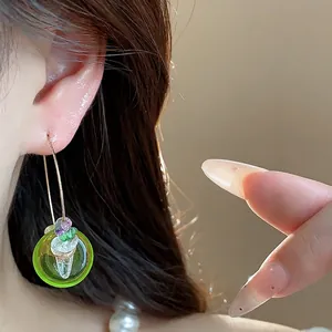 Boucles d'oreilles créoles rondes en résine verte avec perles