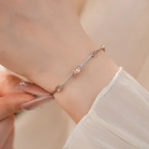 Detail van de zilveren mesh-band en champagne-zirkonia van deze elegante armband, luxe look