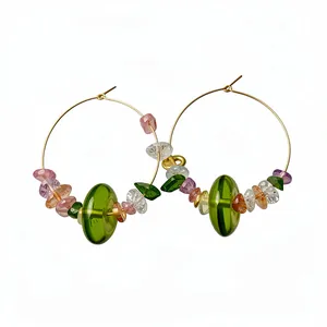 Boucles d'oreilles créoles dorées bohèmes avec perles de résine vertes et cristaux