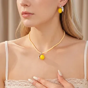 Conjunto de collar y pendientes de limón de resina con cadena de cuentas