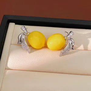 Elegantes pendientes de limón en resina amarilla con detalles de hojas de circonita