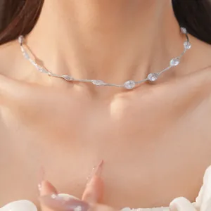 Close-up van een elegante zilverkleurige choker ketting met sprankelende heldere zirkonia stenen