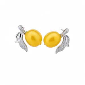 Elegantes pendientes de limón con hojas de circón y resina amarilla vibrante y brillante