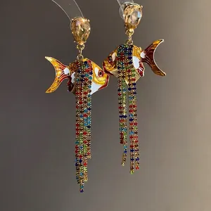 Auffällige Goldfisch-Ohrringe mit bunter Emaille und langen Strassstein-Quasten-Details