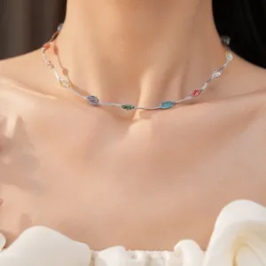 Elegante zilverkleurige sleutelbeenketting met kleurrijke geweven mesh zirkoon hangers.