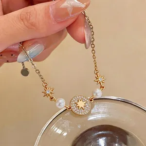 Elegante bracciale placcato oro 14k con ciondolo a stella in zircone e perle delicate