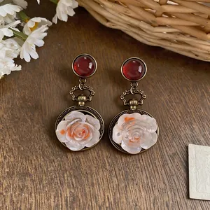 Orecchini a pendente vintage con rosa in resina e finitura in bronzo per donna