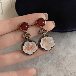 Eleganti orecchini vintage con perno rosso e pendente a rosa 3D in resina bianca